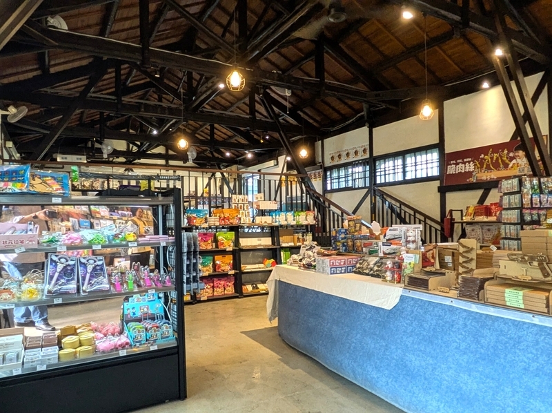 鉄道関連グッズが並ぶショップの店内。