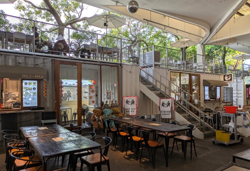 木屋村(MAJI CABIN)外観 集食行楽の一部を構成するコンテナカフェ・レストラン木屋村(MAJI CABIN)の外観。