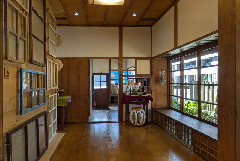 当時の窓枠の一部が壁面に保存・展示されている様子。