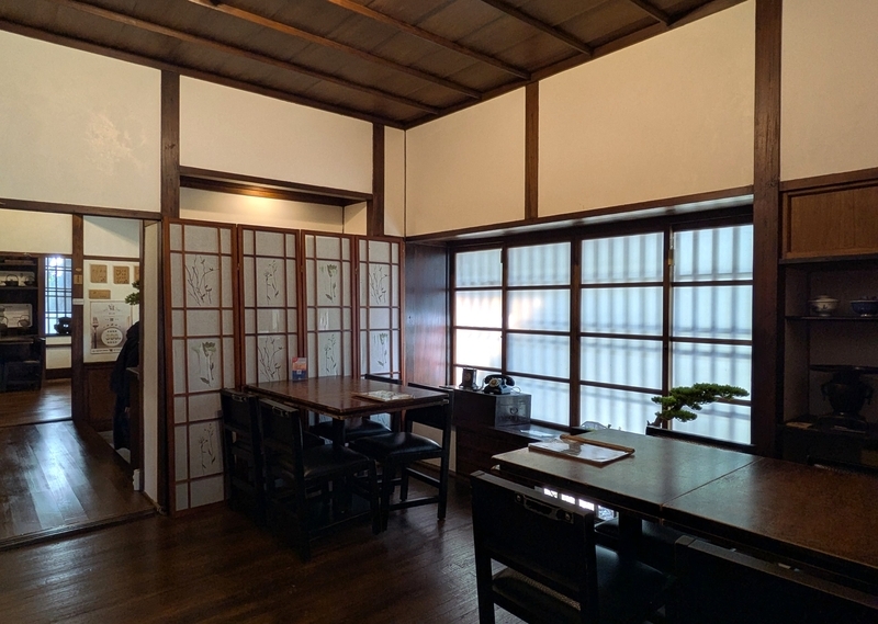 日本家屋の間取りを活かして設けられた複数の客席空間。