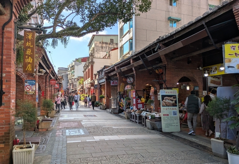建物が立地する深坑老街の伝統的な街路景観。