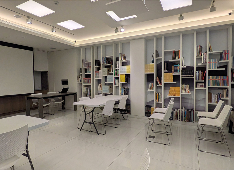 1階に設けられた図書閲覧が可能なレクチャー室。