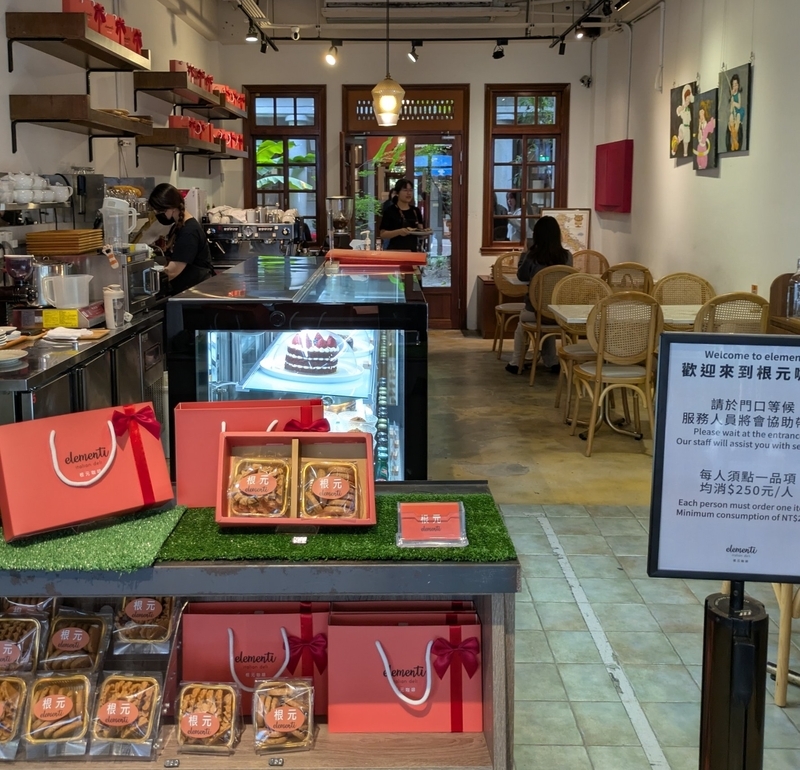 エントランス側から見た店内空間の様子。