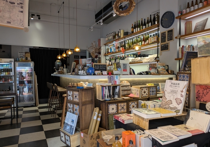 BOOKBAR 920の店内とカウンターの様子。