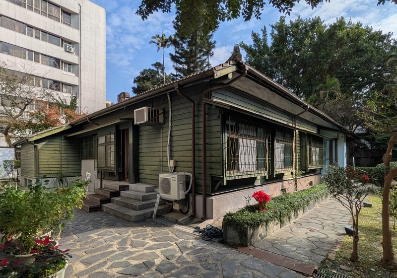 別の角度から見た日本家屋の外観。