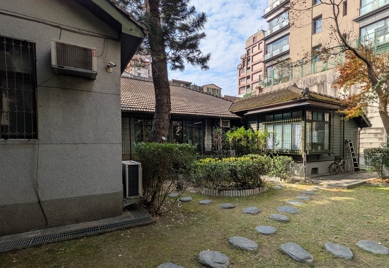 裏庭側から見た外観。手前に洋室部分が確認できる。