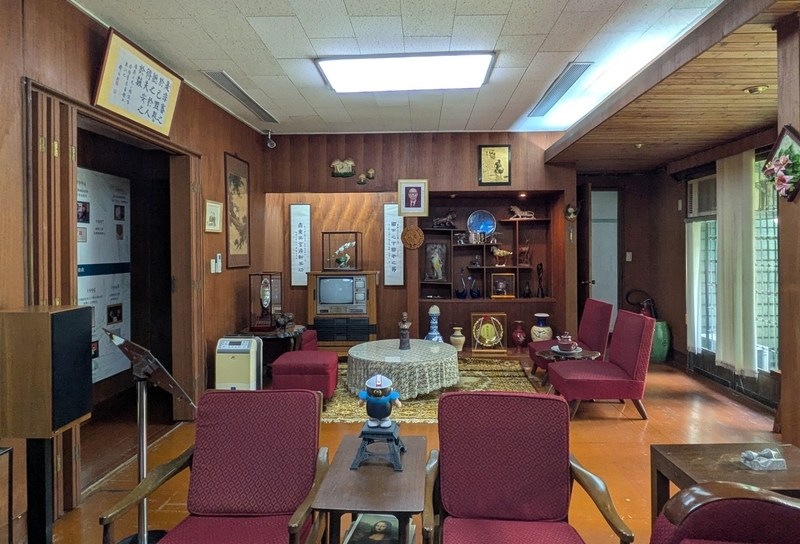 住宅中央に位置する居間。家具や家財道具が展示されている。