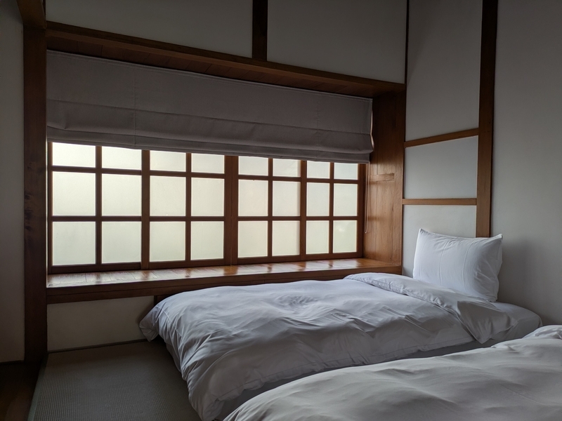 2つある寝室の内の一つ。4人は泊まれる。