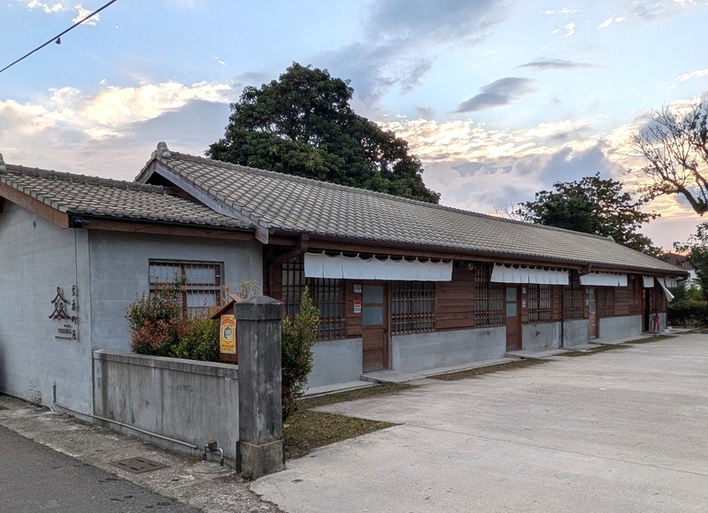 9室のゲストハウスと全体のレセプションがある建物。