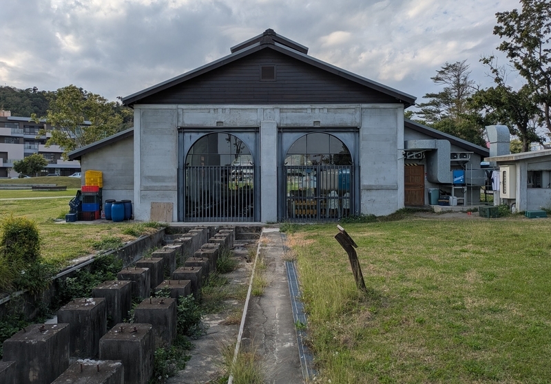 反対側の外観 反対側の外観。引き込み線と修理溝が分かる。