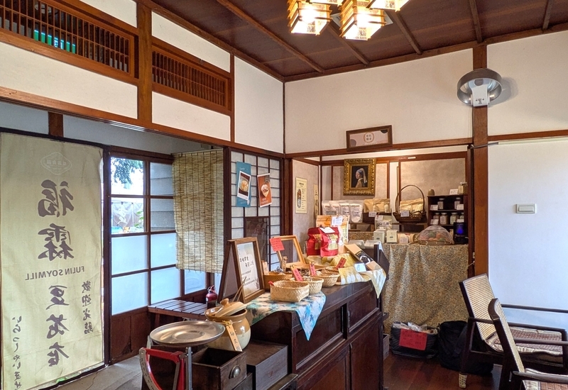 「福霖」の店内。ショップと客席がある。