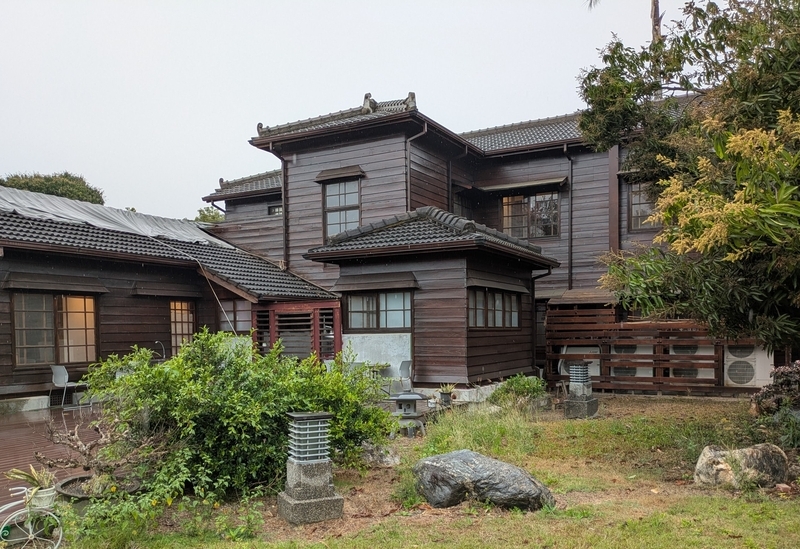 裏側からの外観と庭園。