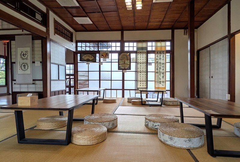 飾られている掛け軸や小物もマッチしている。