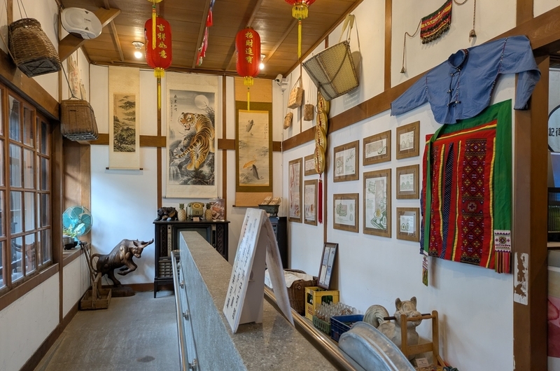 エントランス部分にも、生活用品や古い家庭用品が展示されている。