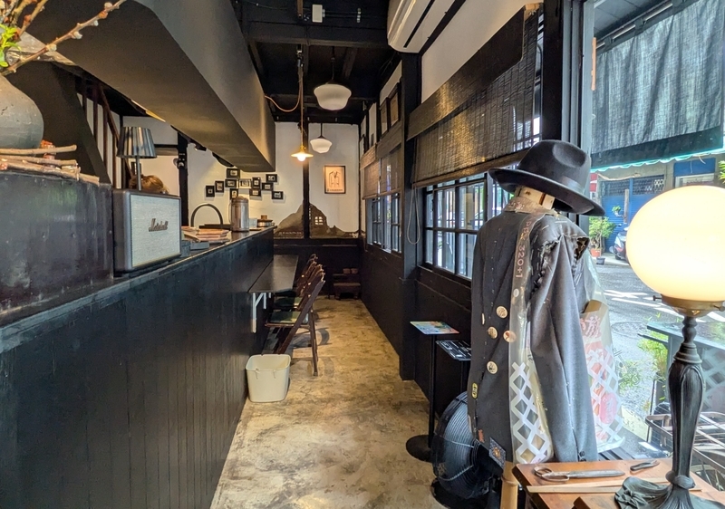 1階カウンター周辺に展示された仕立て道具。嘉義の老舗西装社の歴史を感じる展示。
