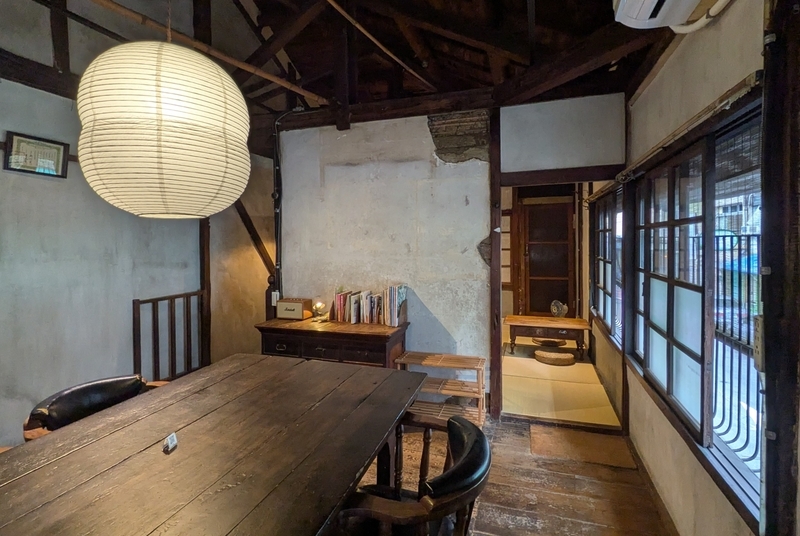 店内のテーブル席から奥の和室空間が見える嘉義の街屋リノベーションカフェ。