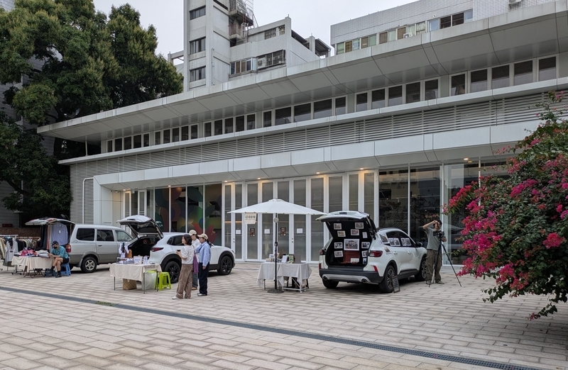 復刻再現した木造構造を覆う現代建築と前庭の様子。