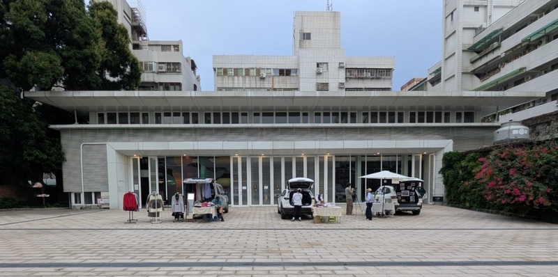 建物の正面ファサード。