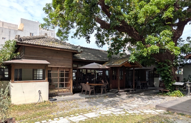 大きな樹木や庭木に囲まれた広い庭から見た太麻里文創咖啡館の外観。