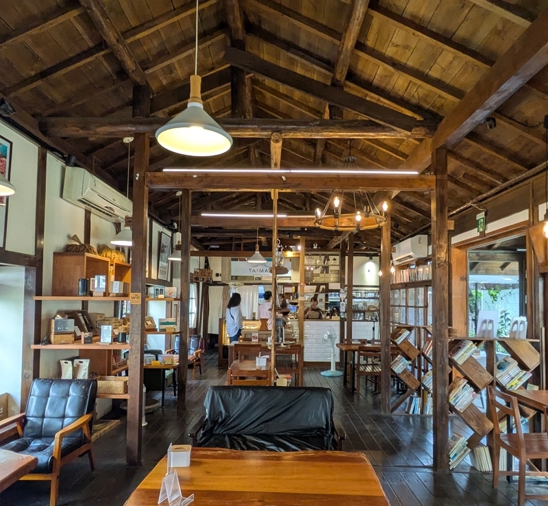 小屋組や柱梁が見える太麻里文創咖啡館の室内客席。