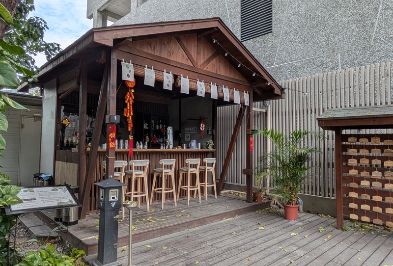 庭のテーブル席。気候がよい時に利用される屋外席。
