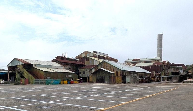 台湾の月眉糖廠に残る製糖工場建築の全体。外壁の色彩劣化が歴史を感じさせる。
