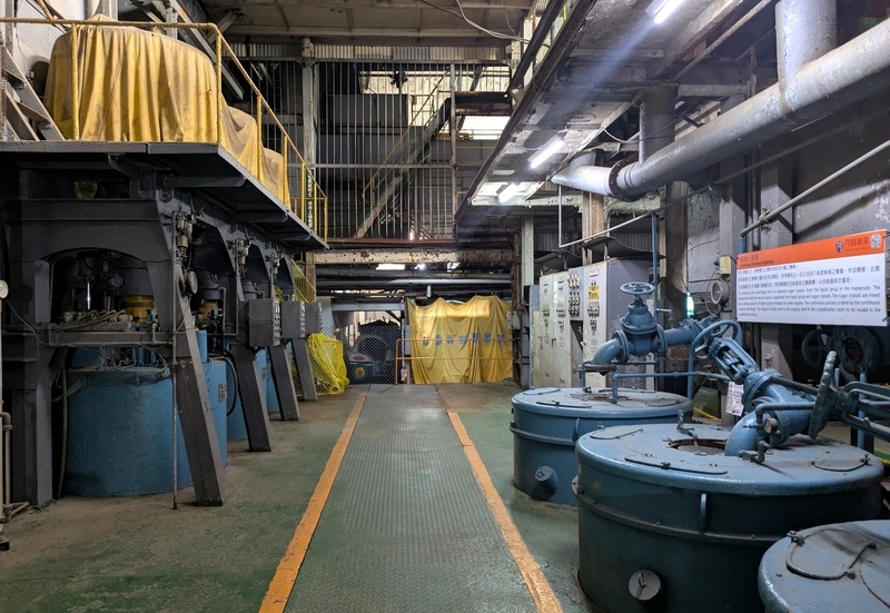 製糖工場内部に保存展示された当時の製糖設備。