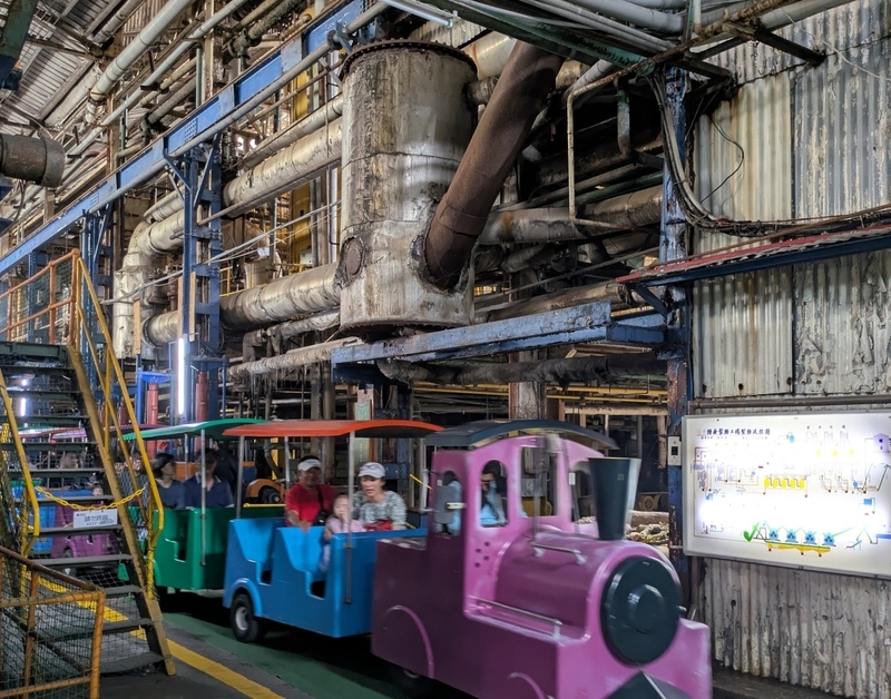 製糖工場内部を走る観光用のミニトロッコ。