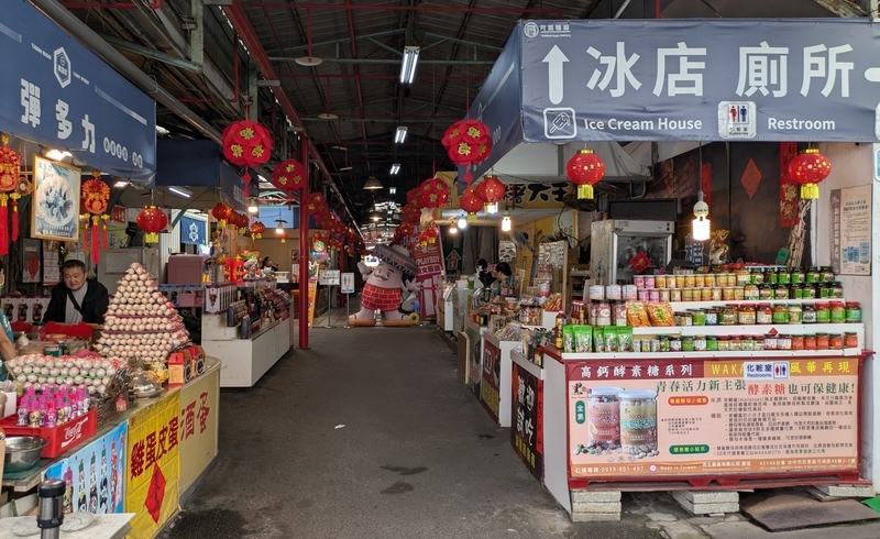 ショップやお土産店が並ぶ月眉糖廠のショッピングストリート。