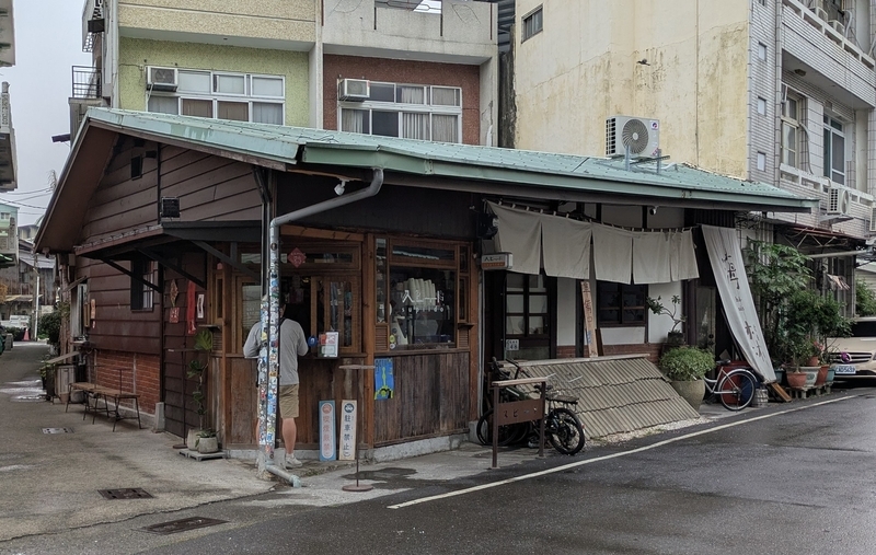2つの店舗が入居する老屋の外観。