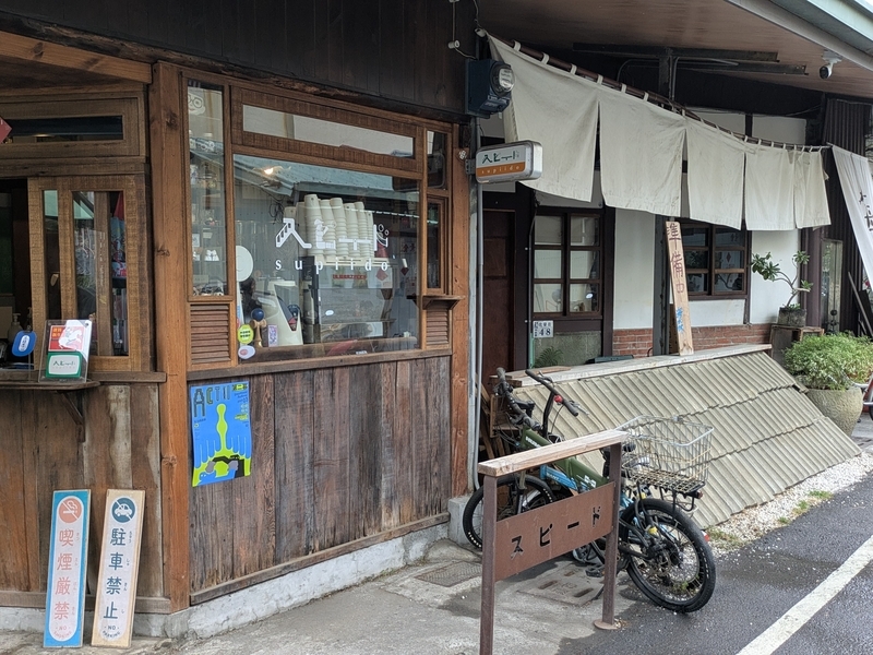 手前がSupiidoのコーヒースタンドで奥が海森の店舗。看板には日本語でスピードと書かれている。
