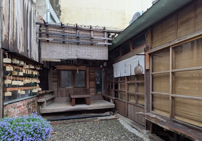 横の路地から入った海森のエントランス。