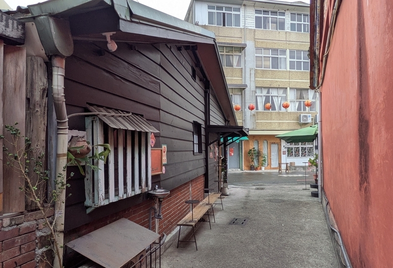 店舗横の路地に設けられたベンチ。