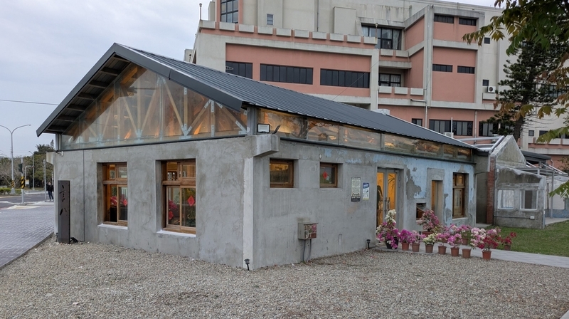 東側ゾーンにあるアートカフェ言八の外観。