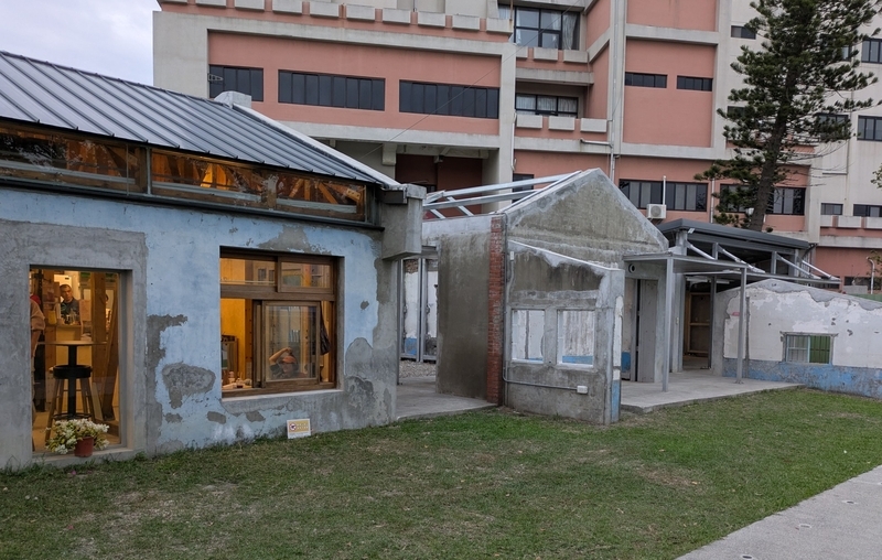 残された壁に新しい屋根を付け加えた建築。