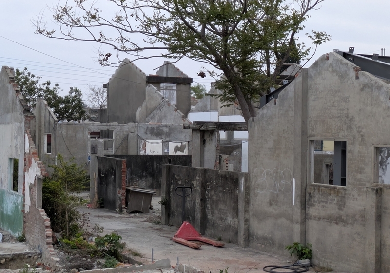中央ゾーンでリノベーション工事が進む住宅群。