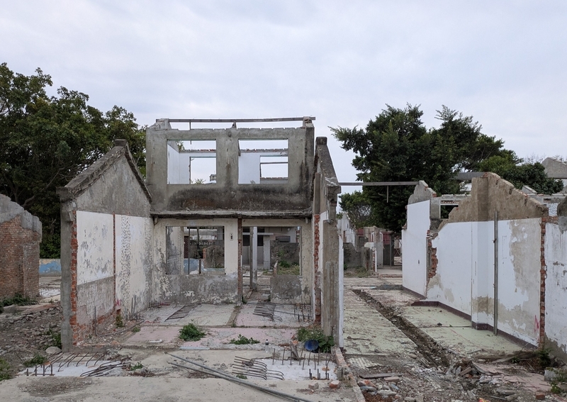 リノベーションを待つ眷村住宅群の空間。