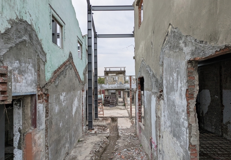 鉄骨で補強されながら整えられる住宅建築。