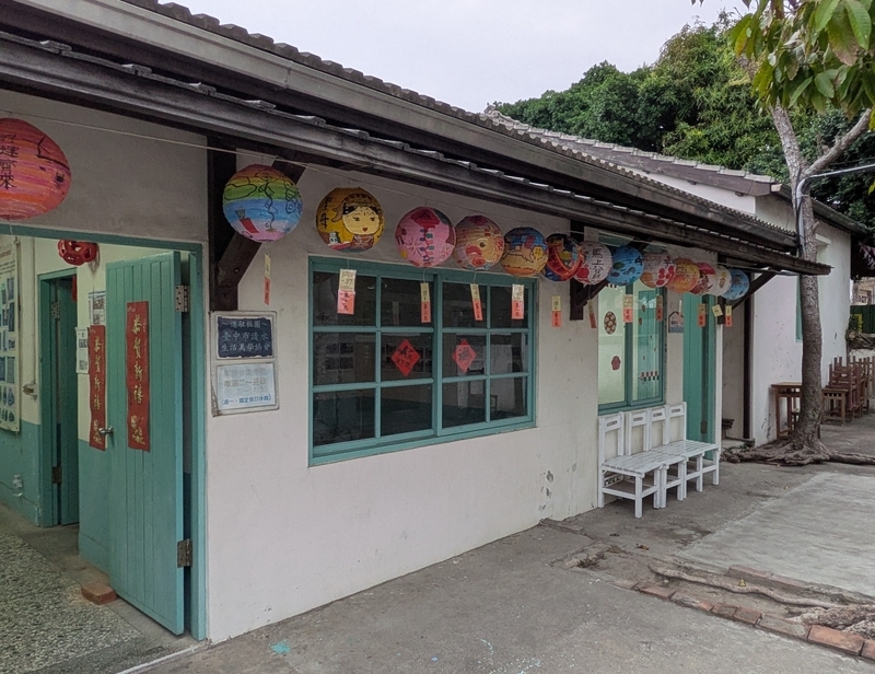 敷地内の路地に面して設けられた展示施設。