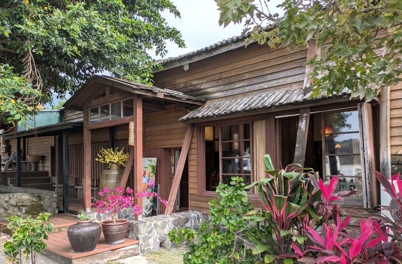 日本家屋をリノベーションしたカフェの入口。