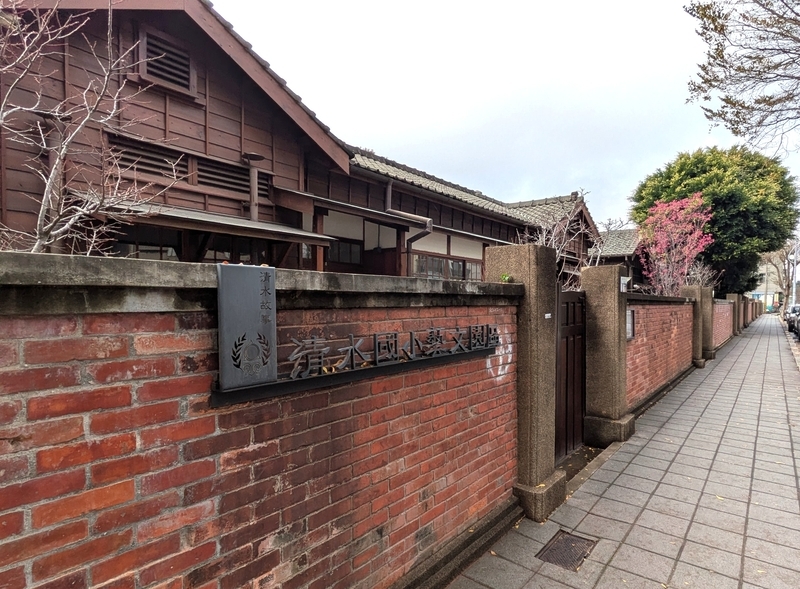 歩道側から見た園区のサインと門扉。