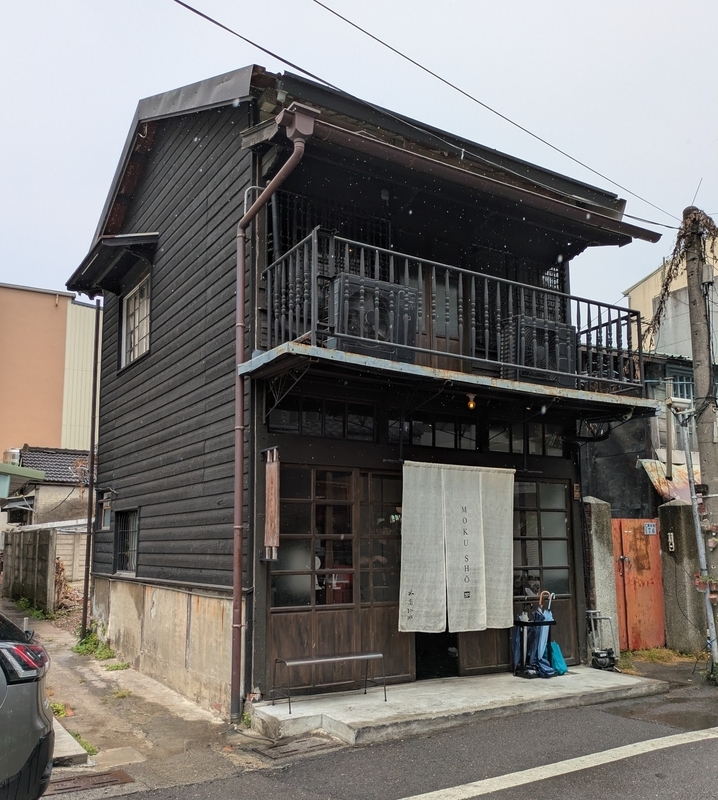全体の外観。こじんまりとしたカフェの建物。