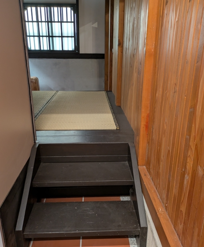 さらに奥の部屋に設けられた畳敷きの小上がり。