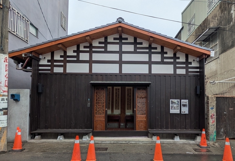 蘭井街楊宅の正面ファサード。柱と梁の独特な構法が外観に表れている。
