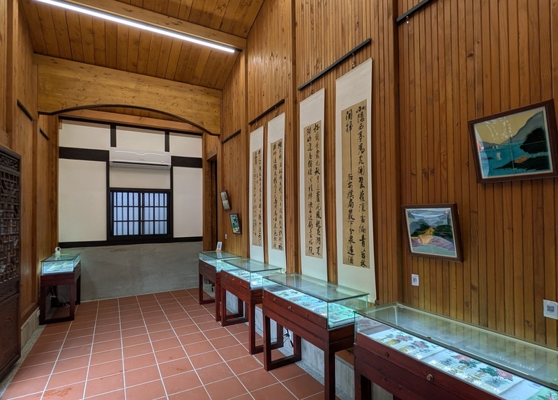 蘭井街楊宅の玄関部分で行われている展示。