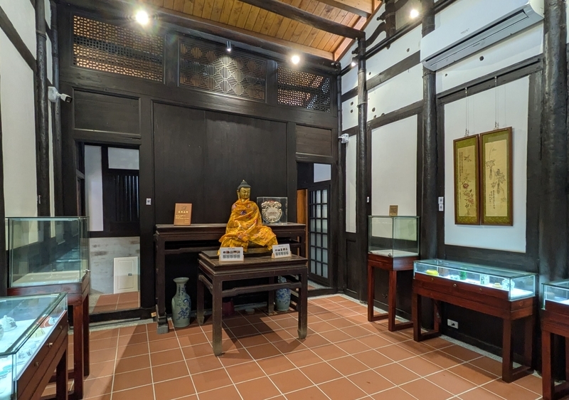 玄関から入ってすぐの展示室。天井近くの細かな格子も復元されている。