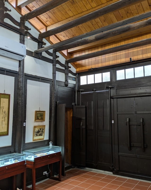 蘭井街楊宅の室内にあるドアと展示物。