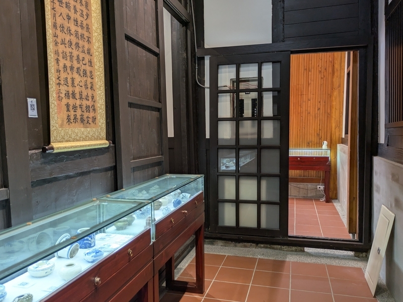 通路部分に展示された当時の生活用具。