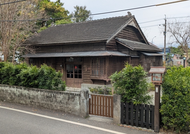 道路から見た書房の外観。