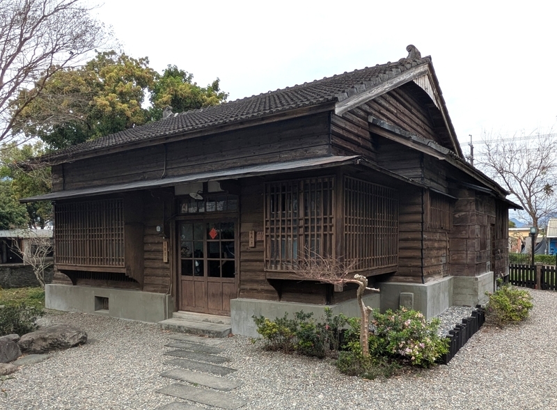 全体の外観。細めの格子で囲まれた開口部が特徴の書房。